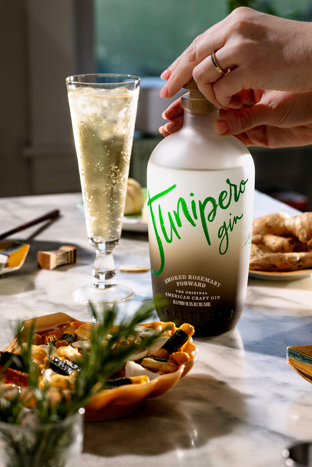 A sparkling gin cocktail with japanese snacks